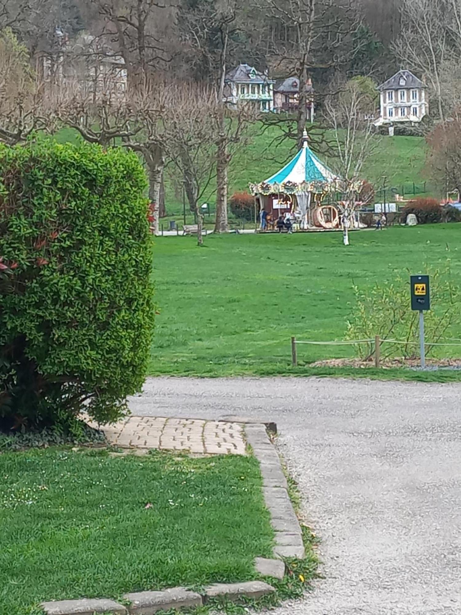 Residence Du Parc Saint-Martin-dʼUriage Extérieur photo